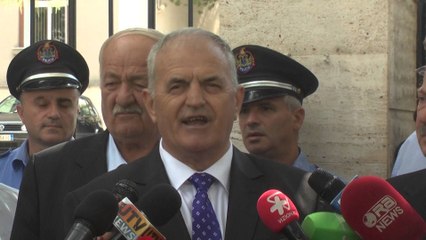 Ish-të përndjekurit te Nishani lidhur  me zinxhirë: "Të shembet bunkeri"