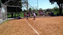 Un gamin s'arrete en plein match de baseball pour dire je t'aime à son coach (papa)