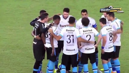 Jugador de Gremio se orina en pleno césped de juego