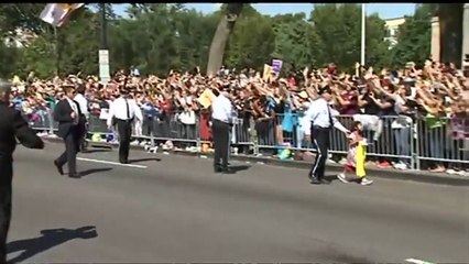 طفلة مكسيكية الأصل تتحدى الاجراءات الامنية وتعانق البابا فرنسيس