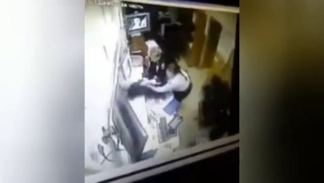 ¡Ladrón huye de comisaría con los pantalones bajados!