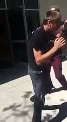 Un Abruti s'en prend à un Aveugle et va immédiatement le Regretter