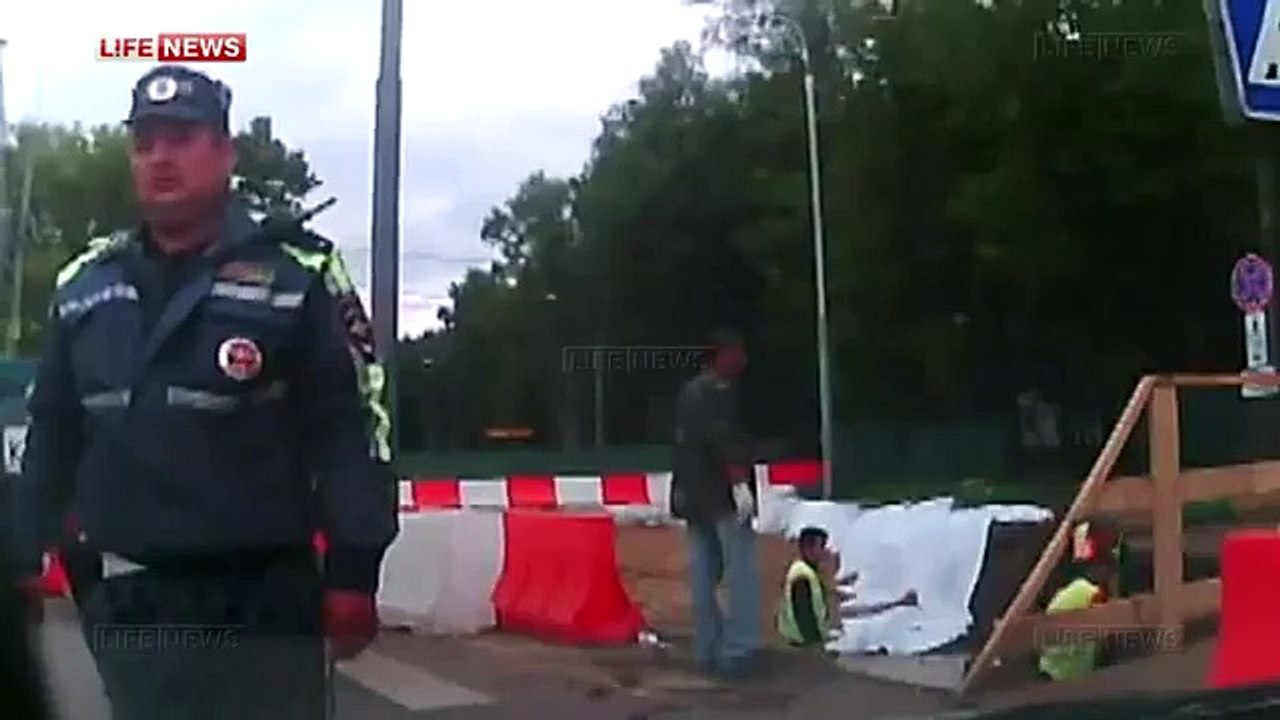 Il Prend la Fuite avec un Policier accroché au Capot de sa Voiture