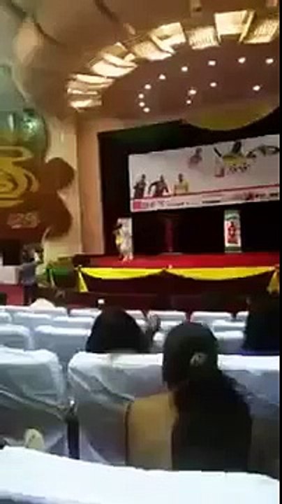 sidiki diabate Dance Avec Une belle Jolie Fille concert