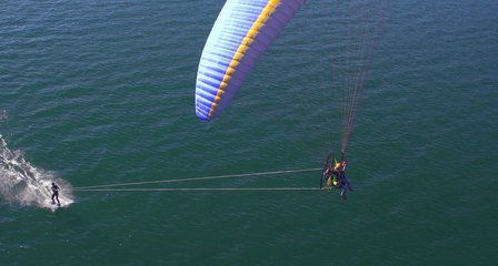 Video herunterladen: Paramotor + Kitesurfing = Para-surfing | What Happens When You...