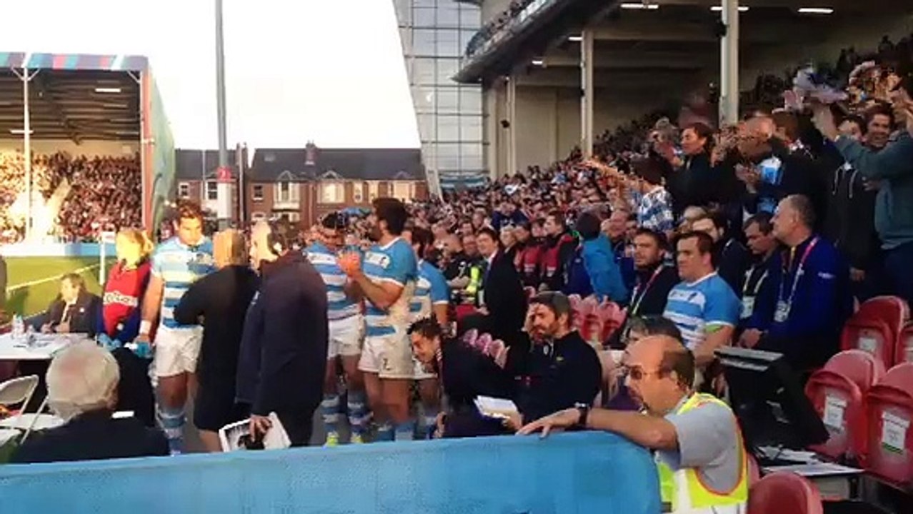 Rugby : Fernandez Lobbe chante avec ses supporters