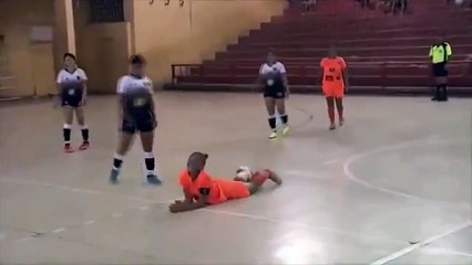 Çalım yiyince rakibin suratına ölümüne tekme