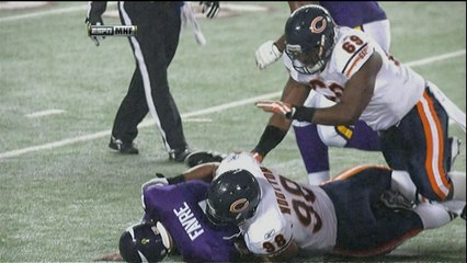 Favre suffers head injury on sack