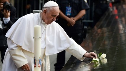 El papa Francisco visita el monumento en homenaje a las víctimas del 11S