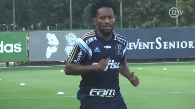 De olho no clássico, Zé Roberto faz trabalho especial no Palmeiras