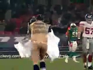 Striptease sur la pelouse du stade