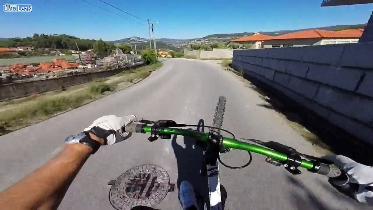 Un Mec incroyable mais vrai qui rouleavec une seul roue et... Too Fast for Comfort - Bike Manuals