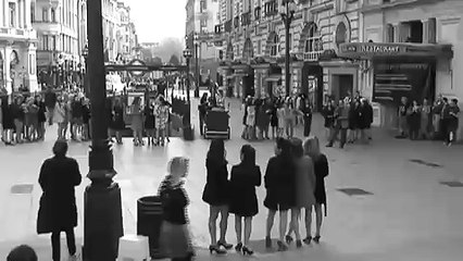Une centaine de filles dansent à Piccadilly Circus