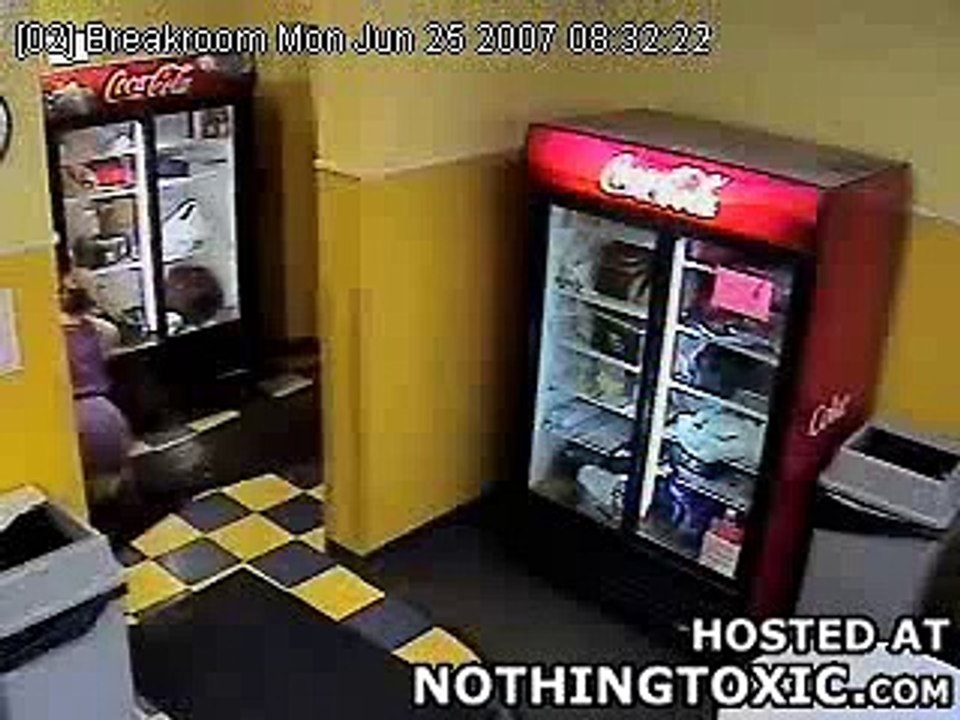 Elle détruit une machine !
