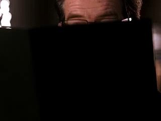 Homme à lunettes...