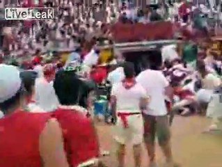 Vidéo amateur : poursuivi par des taureaux dans les rues de Pampelune