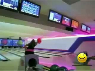 Une blonde joue au bowling