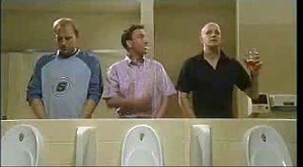 Solidarité masculine aux toilettes