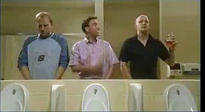 Solidarité masculine aux toilettes