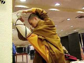 Voilà ce qu'un moine shaolin peut faire avec deux doigts !