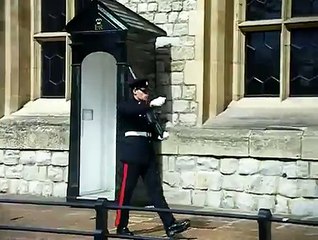 Un garde lâche son arme !