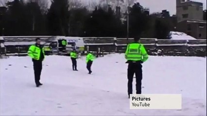 Les policiers font de la luge