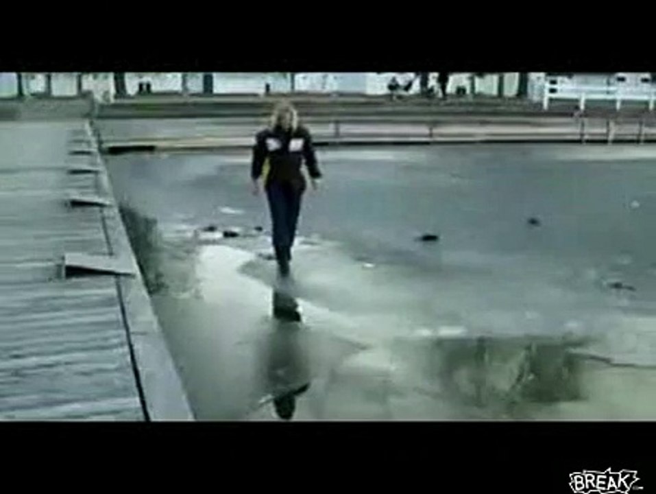 Une blonde sous la glace