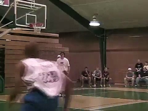 Coincé dans un panier de basket !