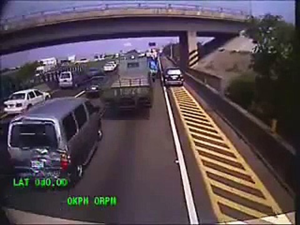 Crash spectaculaire : un bus entre dans plusieurs voitures