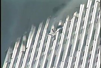 11 septembre inédit : un homme suspendu à une des tours