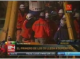 Le premier mineur chilien sauvé sous les yeux de son fils