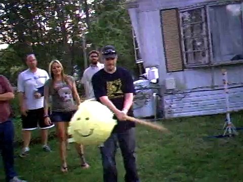 La blonde, le maladroit et la pinata