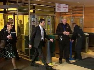 Libye: la coalition maintient la pression militaire, cherche une issue politique