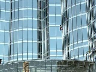 Dubaï: ascension de la plus haute tour du monde par le Spiderman français