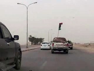 Libye: l'Otan "regrette" une frappe fratricide, les rebelles se replient