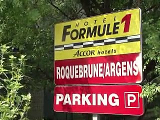 Quintuple meurtre de Nantes: recherches internationales et émotion sur place