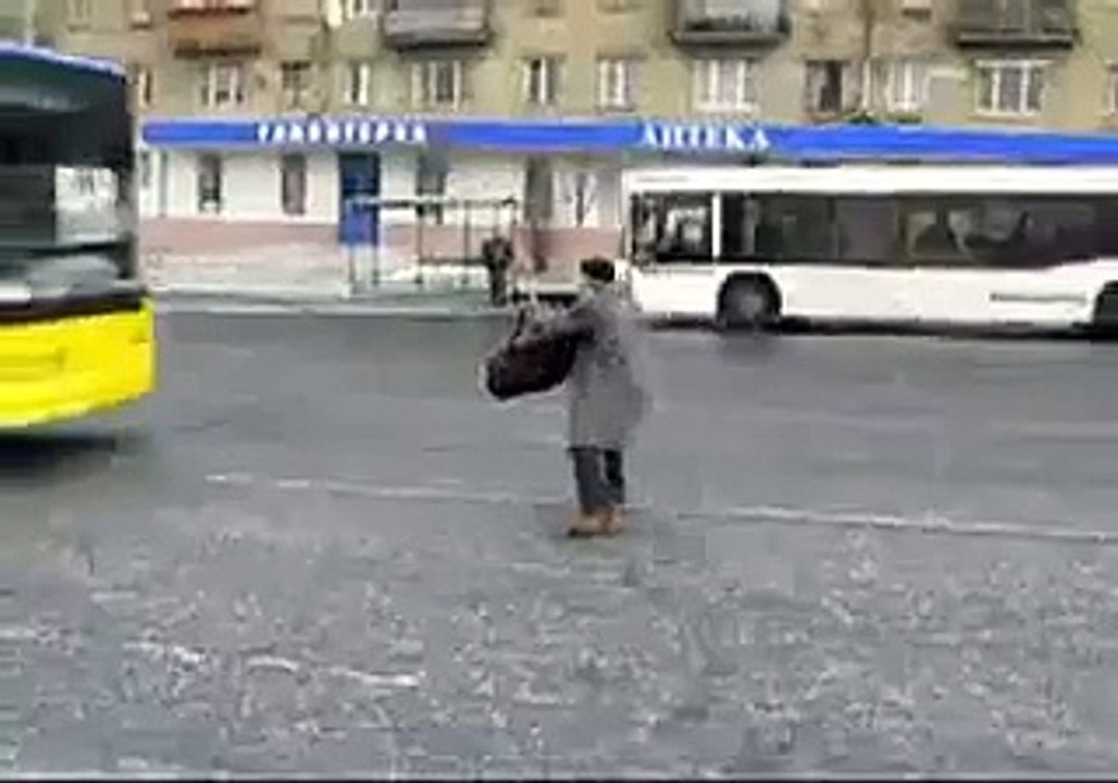 Il braque un bus d'une arme à feu pour l'arrêter !