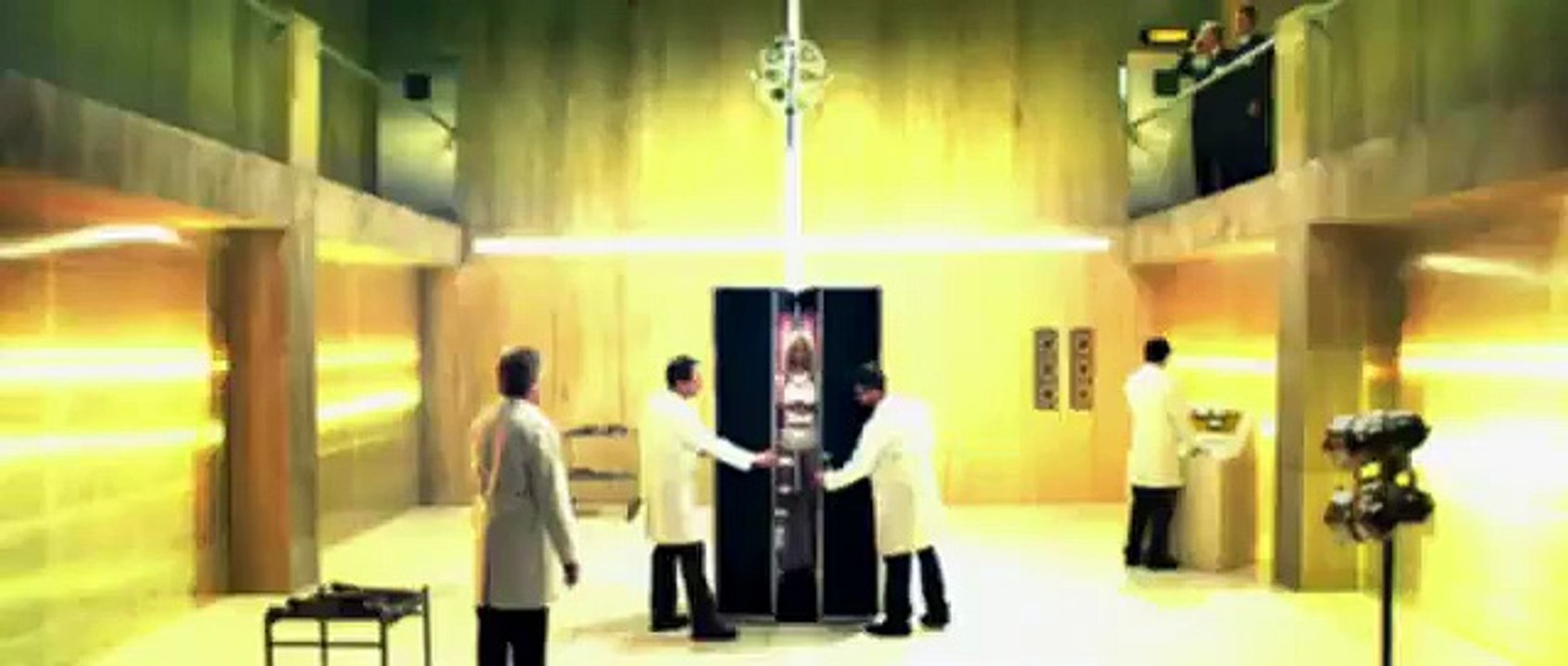 Zahia se transforme en robot sexy pour un court métrage