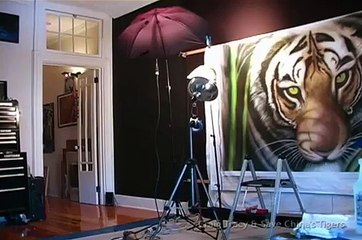 Nues, leur bodypainting donne un tigre très sensuel