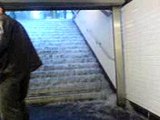 Pluie diluvienne dans le métro parisien