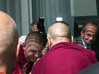 Le dalaï lama en France, un homme "heureux" d'être libéré de la politique