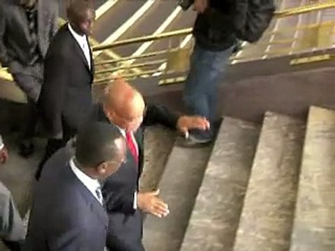 Libye: les rebelles affrontent les pro-Kadhafi, des exactions des deux côtés