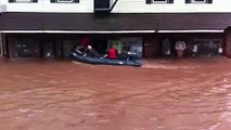 L'ouragan Irene :  une équipe de secouristes se déplacent en canots dans les rues