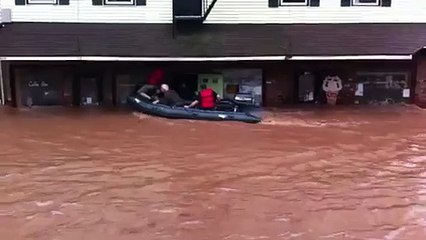 L'ouragan Irene :  une équipe de secouristes se déplacent en canots dans les rues