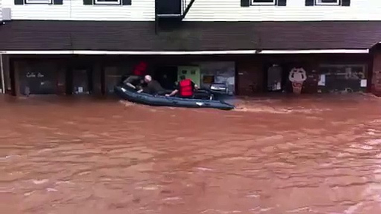 L'ouragan Irene :  une équipe de secouristes se déplacent en canots dans les rues