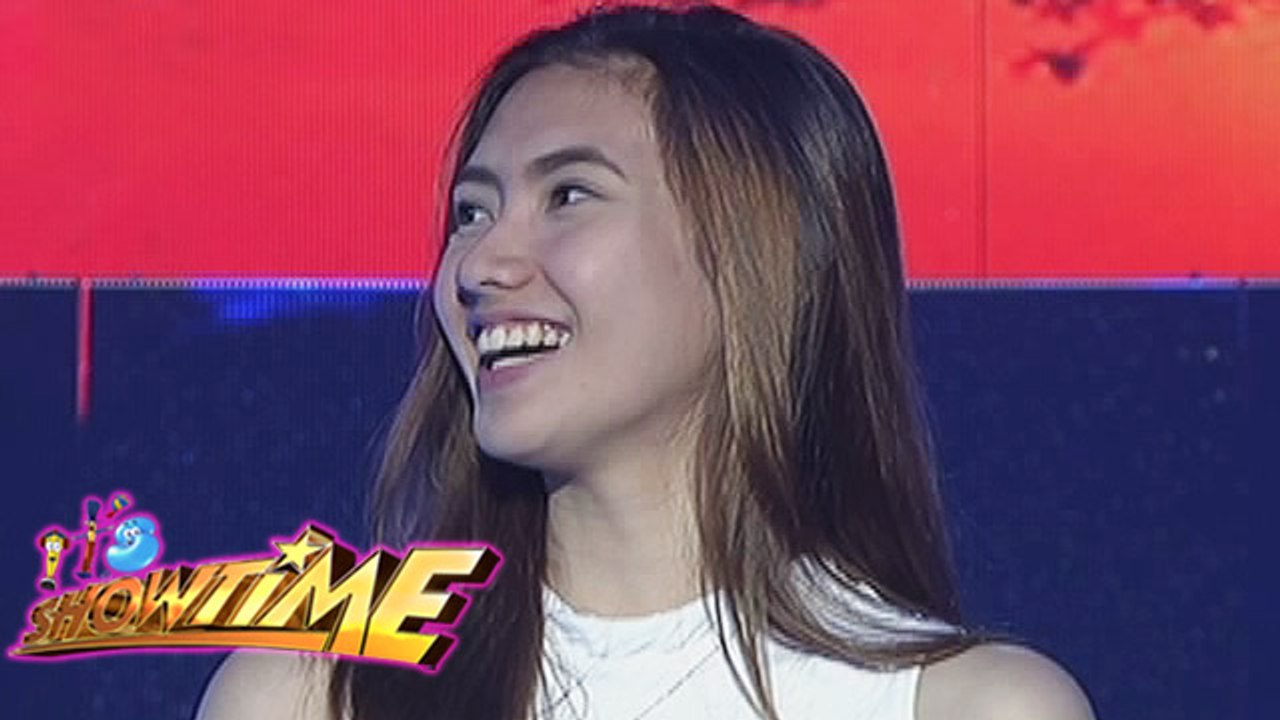 It's Showtime: Mystery Guy serenades Pastillas Girl