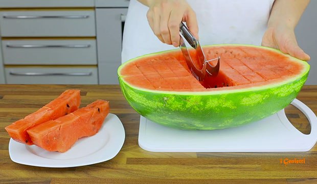 L'Angurello : Le couteau ingénieux qui permet de découper une pastèque facilement