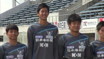 サッカー教室　ガイナーレ選手が小学生を指導