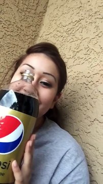 Cette fille goutte du Pepsi pour la première fois et se met à pleurer... WTF