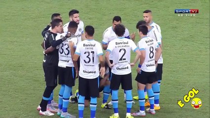 Un joueur de foot se pisse dessus en plein match, caché par ses coéquipiers...